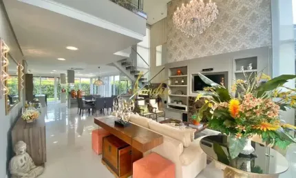 Sobrado em condomínio fechado 04 suítes com 320m² de área construída