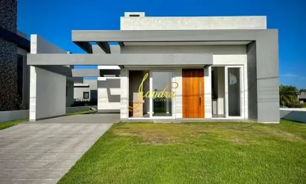 Casa térrea com três suítes em condomínio fechado com mobília fixa