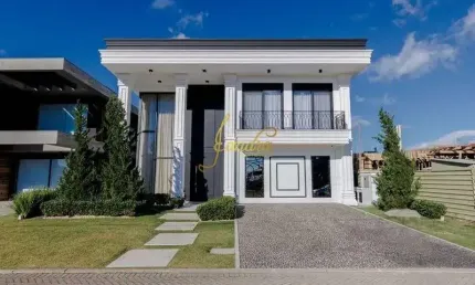 Sobrado finamente mobiliado e decorado com 472m2 de área construída e piscina