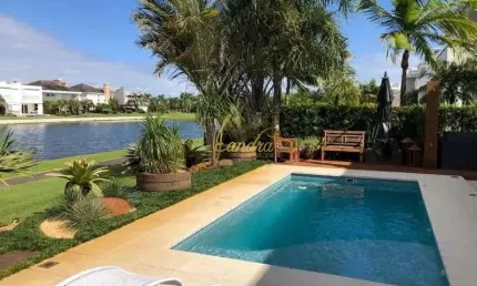 Sobrado beira de lago  com piscina aquecida com 05 suítes