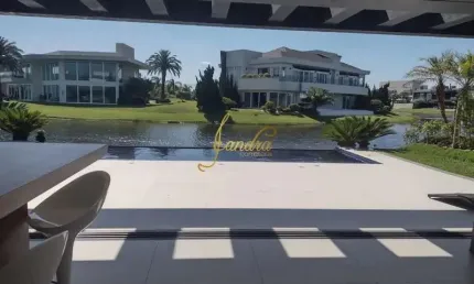Belíssima sobrado no condomínio enseada!cmposto por 05 suítes piscina