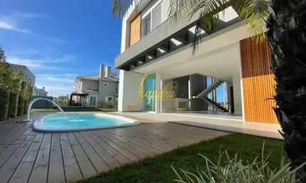 Excelente sobrado em condomínio com 04 suítes  beira lago