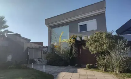 Sobrado em condomínio fechado  com 04 suítes e piscina