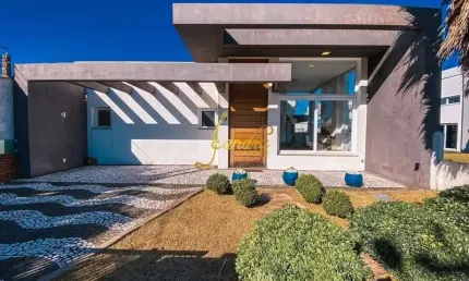 Excelente casa no centro de xangri-lá! com dois lotes próximo ao mar