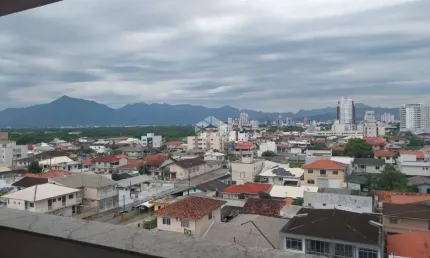 Apartamento 02 dormitorios / sacada com churrasqueira / vista livre