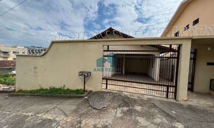 Casa com 3 quartos à venda na Fosco Pardini, 2828, São José, Poços de Caldas por R$ 800.000