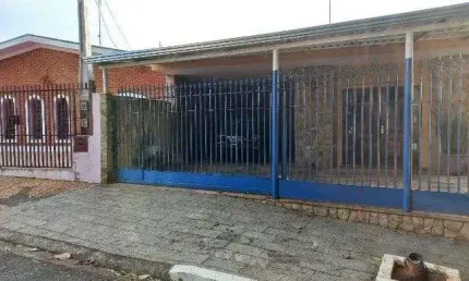 **Excelente casa no Jardim Eulina: 4 quartos, 3 vagas e muita privacidade!**