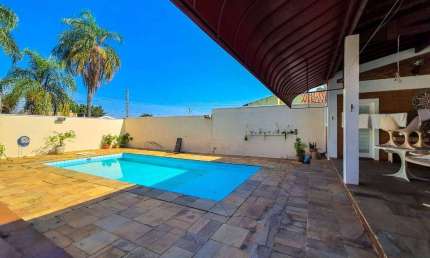 **Seu Novo Lar! Casa Ampla com 3 Suítes e Área de 700m²**