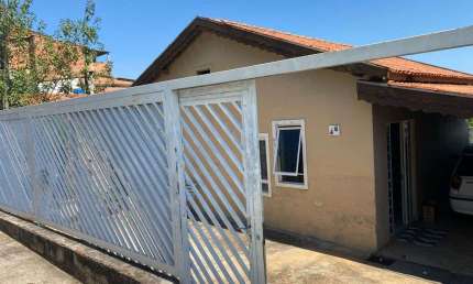 **Conforto e Espaço: Casa com 3 Vagas no Jardim São Fernando**