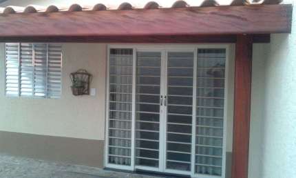 Oportunidade! Casa com 3 quartos e quintal em bairro tranquilo
