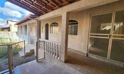 Casa com 3 quartos à venda no São Luiz, Betim  por R$ 470.000