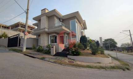 Sobrado alto padrão 430m² 4 suites e 2 vagas no condomínio Jaguary!
