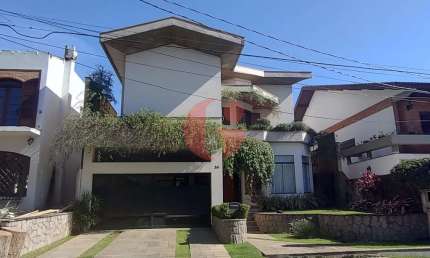 Sobrado 281,27m² em condominio fechado, 3 suites e 2 vagas de garagens no Condomínio Jardim das Colinas !