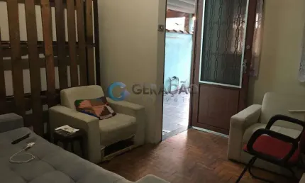 Casa de 02 Dorm. - 56m² de área construída e 125m² de terreno no bairro Monte castelo
