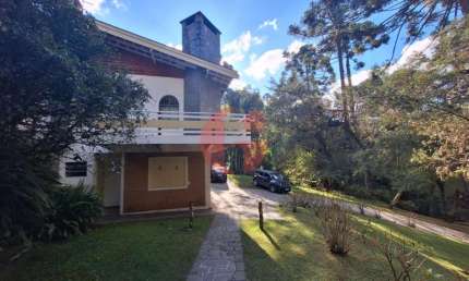 Casa a venda no Centro de Campos do Jordão com 4 quartos e 6 vagas de garagem com 166m²