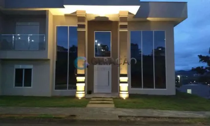 Casa em condomínio de 05 Dorm. e 05 Suítes - 567m² no Colinas Paratehy
