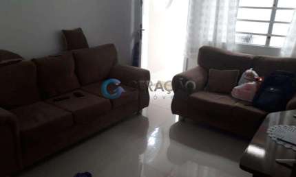 Casa térrea reformada de 02 Dorm. - 80,00m² no Jardim das Industrias