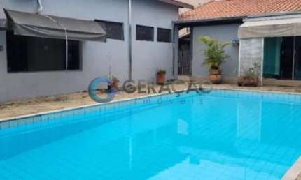Casa com edícula com 720m² 06 suítes ao todo e piscina no Jardim das Colinas.