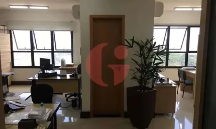 Sala comercial para venda com garagem - 83m² no centro