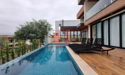 Casa assobradada à venda com 04 dormitórios sendo 04 suítes- No bairro Urbanova