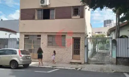 Sobrado à venda com 04 dormitórios e 03 banheiros- Na zona Central de SJC