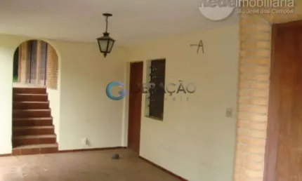 Casa sobrado à venda em condomínio fechado com 04 dormitórios sendo 01 suíte- 330 m²- Jardim das Colinas