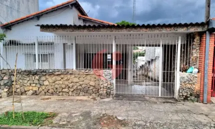 Casa à venda com 03 dormitórios sendo 01 suíte- 400 m²- Na zona Central de SJC