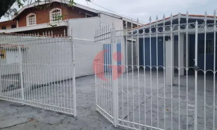 Casa à venda com 02 dormitórios e 01 banheiro- 100 m² construídos- No bairro Cidade Vista Verde