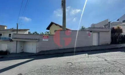 Sobrado Imponente com Ampla Área Gourmet, Jardim e Muito Conforto - 577,5m² de Terreno
