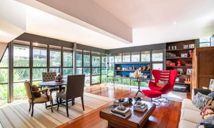 Bairro nobre, rua belíssima, segura e única, com projeto exclusivo e muita arte envolvida!