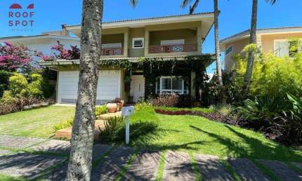 CASA EM REGIÃO AGRADÁVEL DE JURERÊ INTERNACIONAL COM 3 SUÍTES