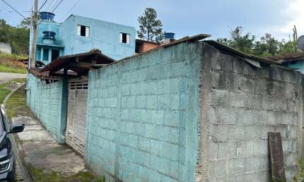 Imóvel com 3 casas, sendo uma casa principal e 2 casas alugadas