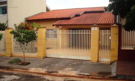 Casa a VENDA em Ibiporã com 300 m&#178; (3 dormts. e 1 suíte), 02 vagas de garagem.