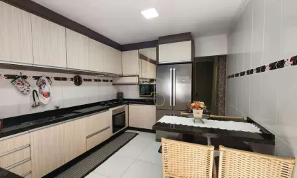 Casa a Venda na região norte em Londrina, (3 Dormits., sendo 1 suíte), Terraço com área gourmet. Armários Planejados em Todos os Ambientes!