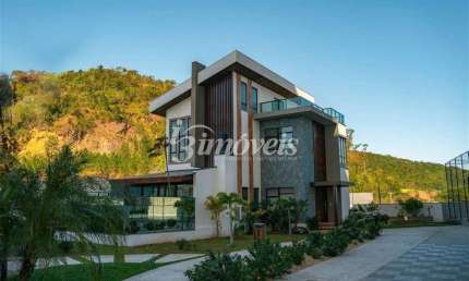 Casa alto padrão em condomínio fechado à venda, mobiliada, com 3 suítes, 4 vagas, Bairro Ressacada, Itajaí-SC