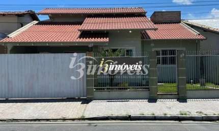 Casa á venda 2 quartos, sendo 1 suíte, 1 mezanino, banheiro, lavanderia, área de lazer com churrasqueira , 2 vagas de garagem,  bairro cordeiros, Itajaí, SC