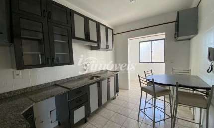 Apartamento para locação anual semimobiliado, com 3 quartos (sendo uma suíte), 1 vaga de garagem privativa, Edificio Caminho do Mar, no bairro Centro, Balneário Camboriú-SC