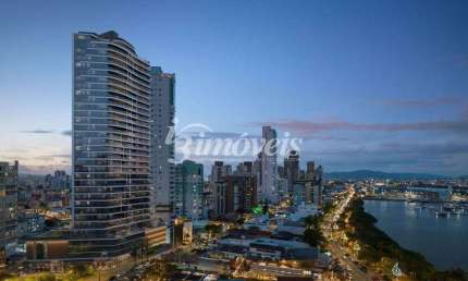 Apartamento cobertura duplex com piscina à venda, possui 5 suítes e 5 vagas privativas, Bairro Fazenda, Itajaí