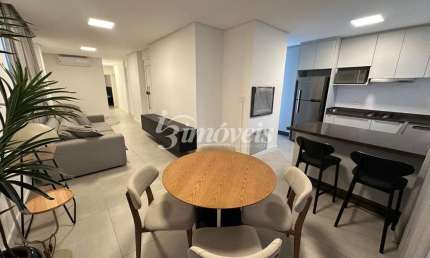 Apartamento para locação anual, mobiliado e equipado, com 2 quartos (sendo duas suítes), 2 vagas de garagem privativas, Edifício Granada, no bairro Centro, Balneário Camboriú-SC