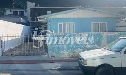 Casa a venda - 2 casas e 2 kitinets em um mesmo terreno no Bairro Fazenda em Itajaí - SC.