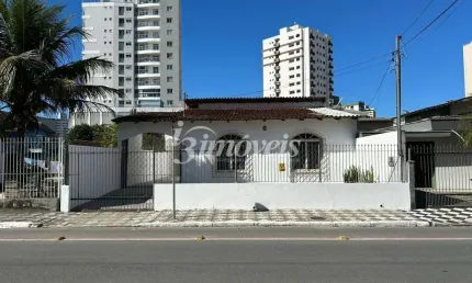 Casa para locação anual semimobiliada, com 3 quartos (sendo uma suíte), 4 vaga de garagem, no bairro Vila Operária, Itajaí -SC