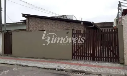 Imóvel com 4 apartamentos de 1 quarto para renda mensal no bairro cidade nova em itajaí- sc