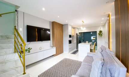 VENDE SOBRADO  MODERNO NO BAIRRO BRASÍLIA EM CASCAVEL!