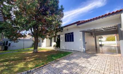 Oportunidade Imperdível: Ampla Casa com 3 Quartos e 6 Vagas no Alto Alegre!