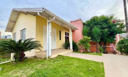 Casa com 4 quartos para alugar na Timbó, 71, Parque das Palmeiras, Chapecó por R$ 5.700