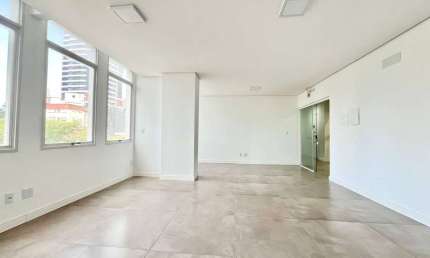 Sala comercial para alugar na Avenida Fernando Machado - E, 151, Centro, Chapecó por R$ 1.935