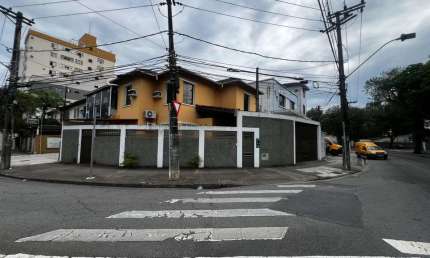 Sobrado Comercial para Aluguel  Av. Siqueira Campos, Santos/SP  6 Salas, 2 Vagas e Quintal