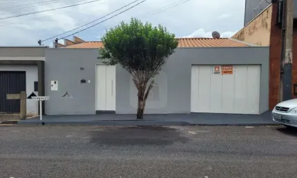 Casa com 3 quartos à venda no Jardim Holanda, Uberlândia 