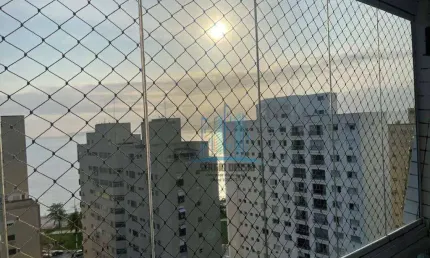 Vende-se apartamento com varanda gourmet (churrasqueira a carvão), andar alto, vista livre e para o mar.