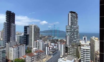 Vende-se apartamento em prédio cobiçado em Santos, na Pompéia. 3 suítes, 2 vagas. Vista Mar dos quartos.